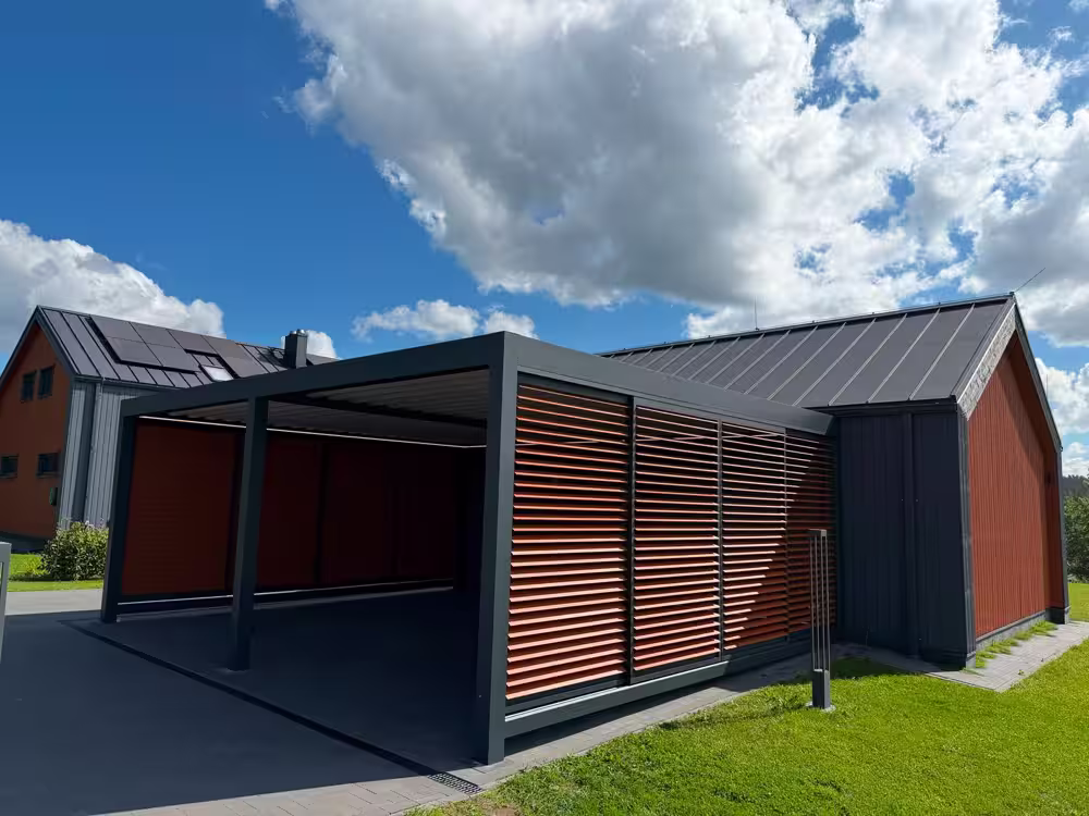Alumīnija pergola ar regulējamiem lameļu aizsegiem pie privātmājas